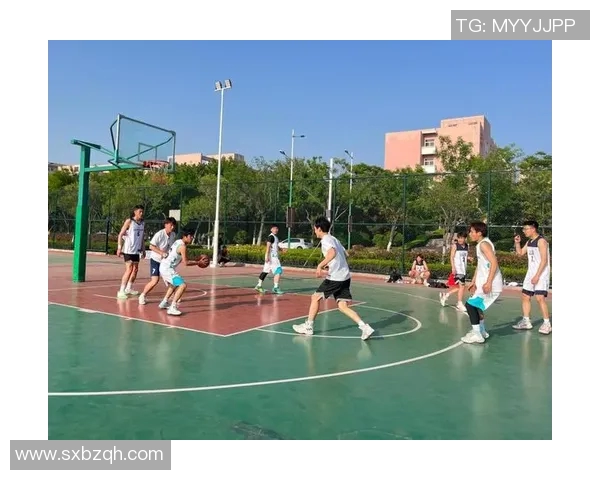 篮球场上的男生背影如明星般耀眼展现青春活力与梦想追逐 篮球场上的男生背影如明星般耀眼展现青春活力与梦想追逐